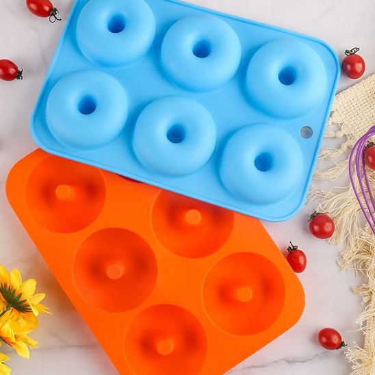Moule à gateau en silicone bleu et rouge à l'envers pour donuts
