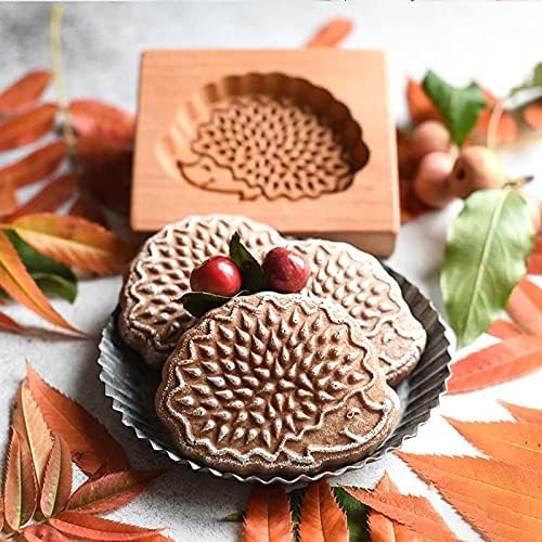 Emporte piece hérisson avec biscuit dans une assiète