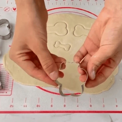 Emporte pièce PawTreats avec papier de mesure sur une pâte