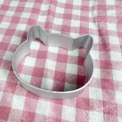 EMPORTE PIECE Chat sur nappe