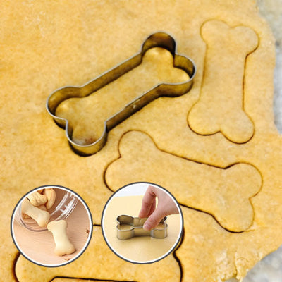 Emporte pièce PawTreats biscuit enfoncé dans la pate avec découpage