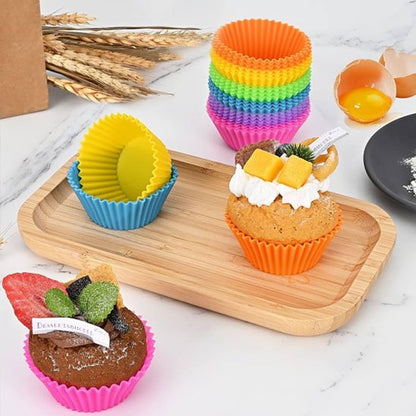 Moule silicone PâtiPro de couleurs variés avec muffin sur planche de bois