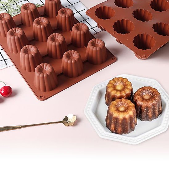 Moules en silicone avec 3 chocolat dans assiette blanche