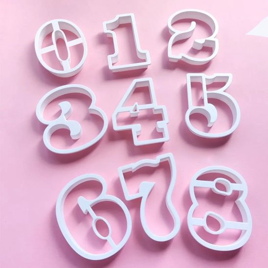 Moule number cake 9 chiffres sur fond rose