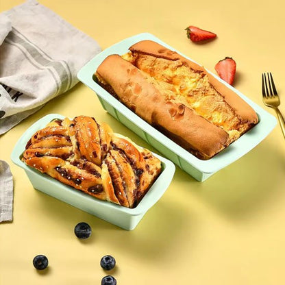 Moule à gâteau silicone PâtissiPro vert avec deux gâteaux cuit sur fond jaune avec petits fruits