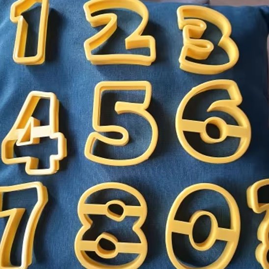 Moule number cake decouleur jaune numéroté de 1 à 9