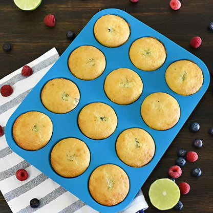 Moule à muffin EasyBake bleu avec 8 muffins cuits sur table brune et petits fruits