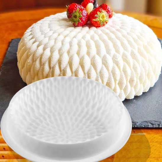 Moule à gâteau en silicone avec fraises sur le dessus