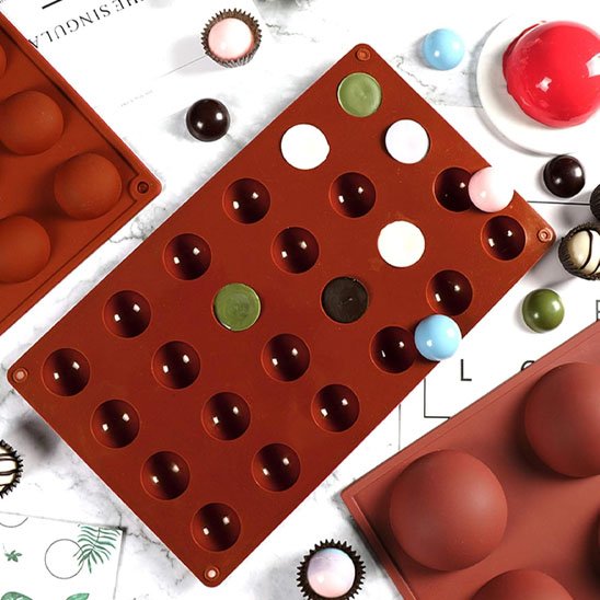 Moule à gâteau en silicone sur fond blanc