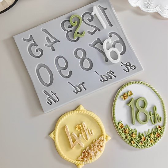 moule number cake avec le chiffre 4 en jaune et 18 en vert