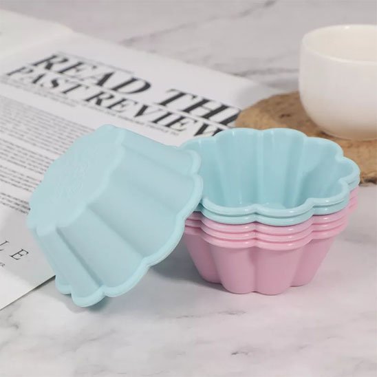 Moule à muffin Floral pastel rose et bleu avec journal