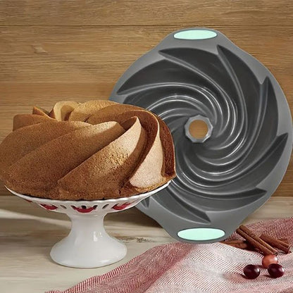 Moule à gâteau en silicone spiralé avec gâteau dans assiette blanche