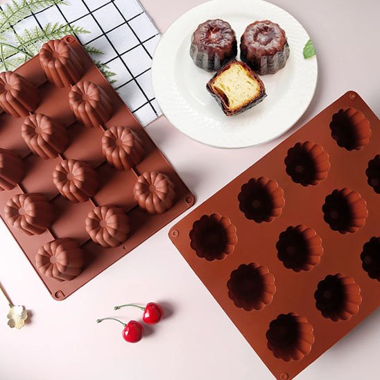 2 Moules en silicone avec 3 chocolat dans assiette blanche et cerises