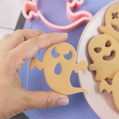 Emporte pièce Halloween avec un fantôme entre les doigts