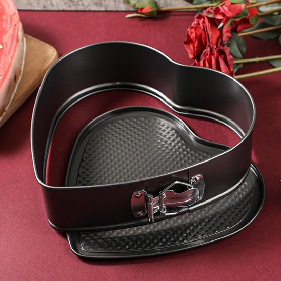 Moule à gâteau Saint-Valentin détaché en deux parties sur fon rouge avec fleur rouges