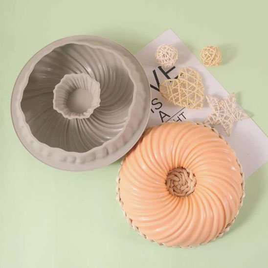 Moule à gateau en silicone orangé sur fond vert