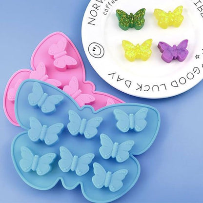 Moule gateau papillon rose et bleu pastel avec décorations de 4 papillon dans assiette blanche