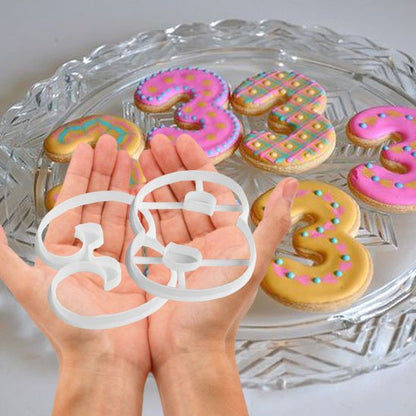 Moule number cake décoré avec des chiffres dans la main