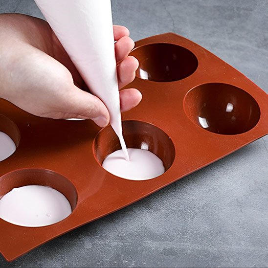 Moule à gâteau en silicone avec douille qui remplit le moule