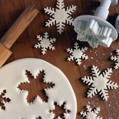 Emporte pièces Noël Festivo avec flocons blanc sur table brune