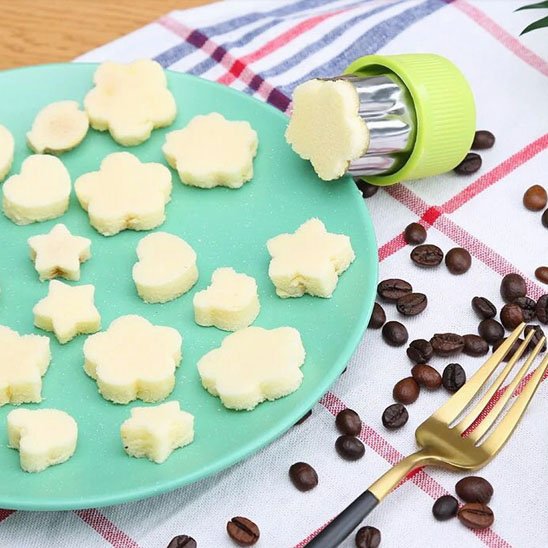 Emporte pièce Premium Inox pâte découpé dans une assiette bleu