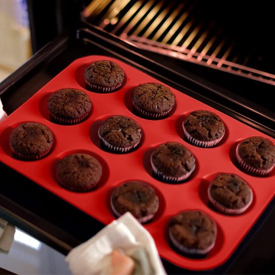 Moule à muffin EasyBake rouge sur grille avec 8 muffins au chocolat