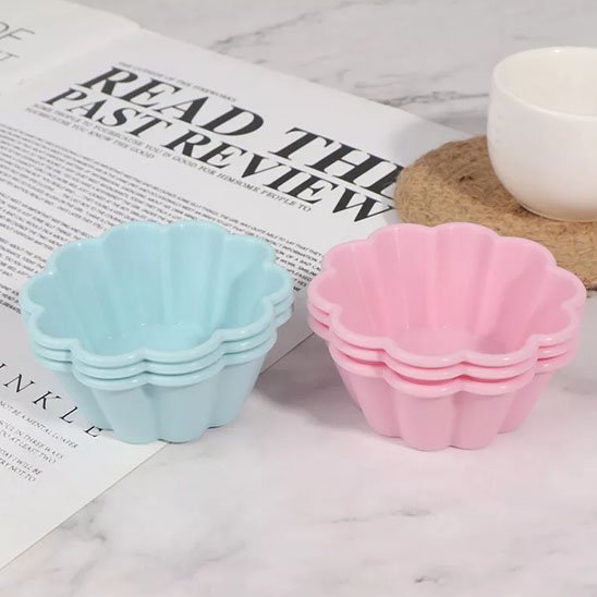 Moule à muffin Floral pastel rose et bleu avec journal et bol à café