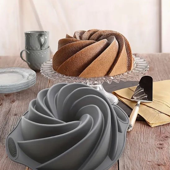 Moule à gâteau en silicone spiralé avec gâteau sur assiette en verre