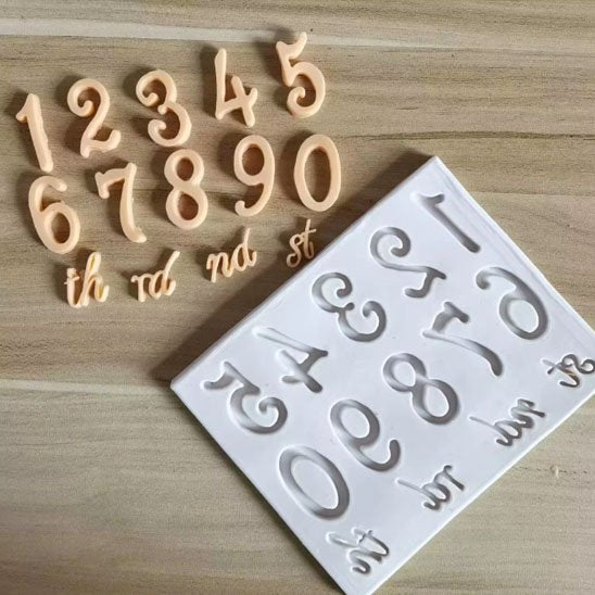 moule number cake chiffre sur une planche de bois