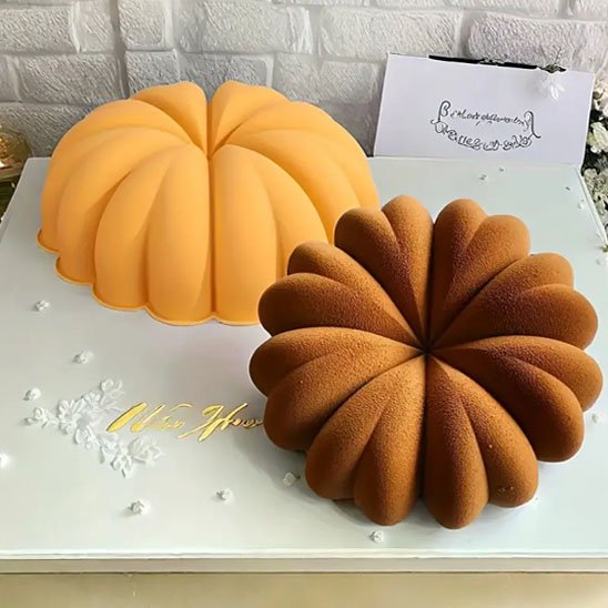 Moule gateau Automne Délice avec gâteau sur enveloppe blanche et écriture or