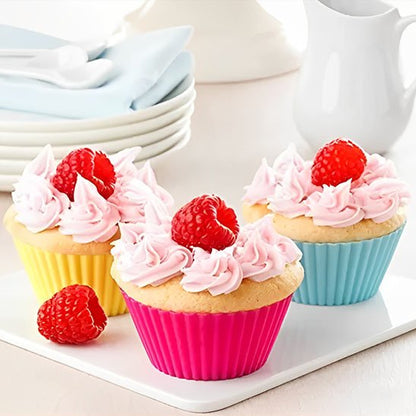 Moule silicone PâtiPro de couleurs jaune rose et bleu pastel et muffins avec framboises sur le dessus