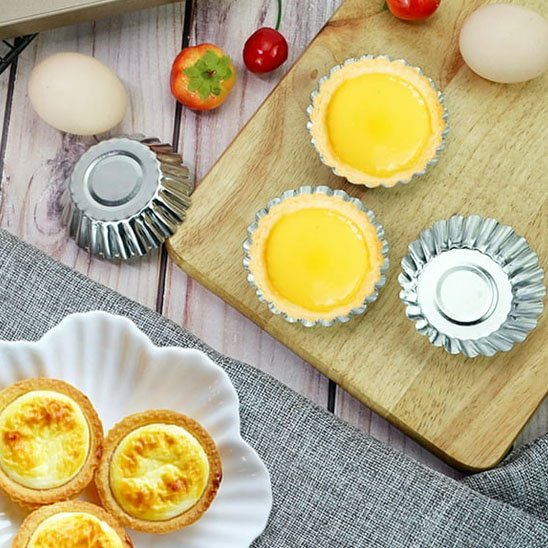 Moule à tartelette ProCuisine avec 2 tartelettes au citron sur table en bois