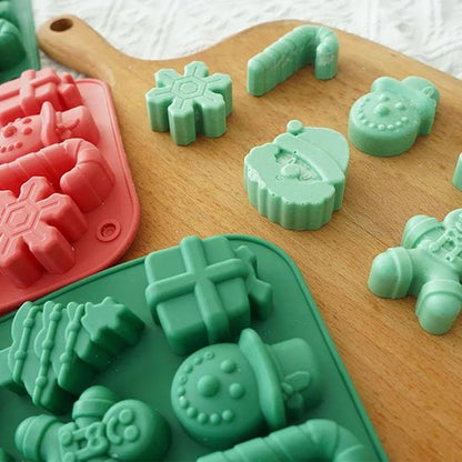 Moule a gateau FestiCook vert et rose sur planche en bois