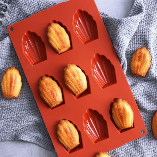 Moule à madeleine Premium Silicone avec 8 madeleines sur nappe bleu en tissu
