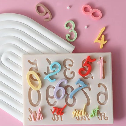 moule number cake chiffre sur fond rose