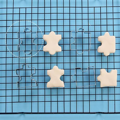 EMPORTE PIECE SUR FOND BLEU