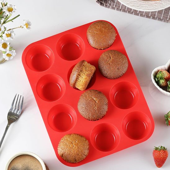 Moule à muffin EasyBake rouge avec 5 muffins cuits