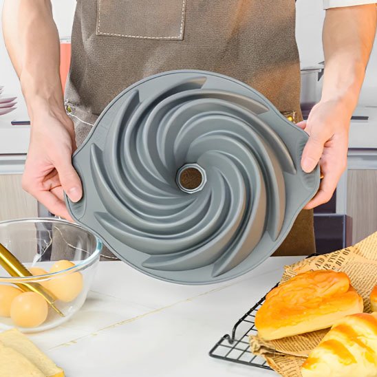 Moule à gâteau en silicone design entre deux mains