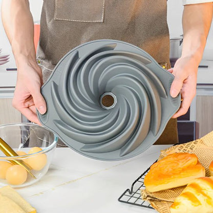 Moule à gâteau en silicone design entre deux mains