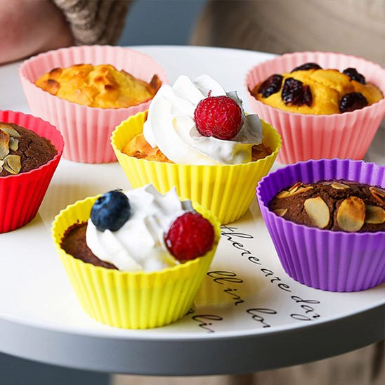 Moule silicone PâtiPro de couleurs jaune rose rouge et violet avec muffin à l'intérieur