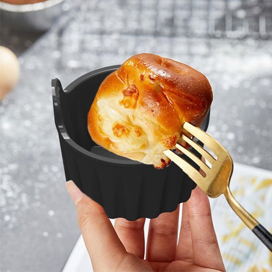 Moule à muffin Silicone Premium avec  dans la main avec muffin cuit