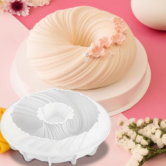 Moule à gateau en silicone couleur pêche sur fond de deux tons roses