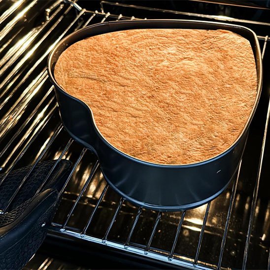 Moule à gâteau  Saint-Valentin cuit sur la grille dans le four