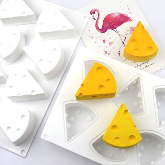 Moule à gâteau en silicone blanc en forme de fromage jaune avec un flamand rose