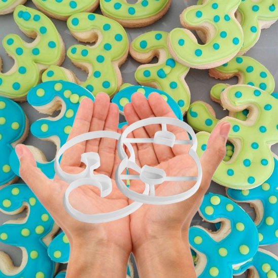Moule number cake bleu et vert avec chiffres dans la main