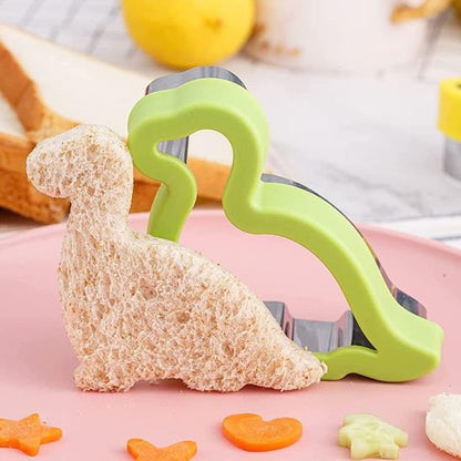 Emporte pièce en forme de dinosaure de couleur vert découpé dans un sandwich