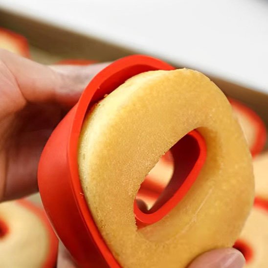 Moule number cake rouge en démoulage