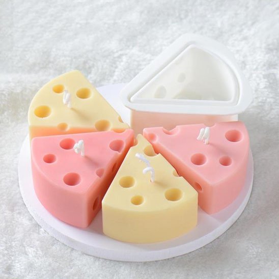 Moule à gâteau silicone Fromage avec 4 pâtisseries en forme de fromage de couleur jaune d'œuf et rose