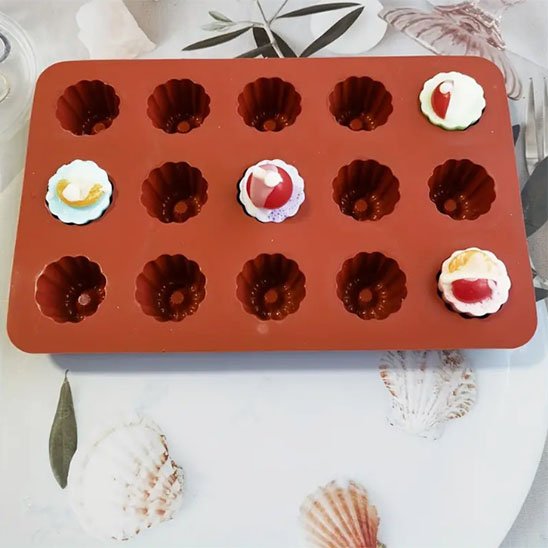Moules en silicone avec 4 chocolats avec cerises