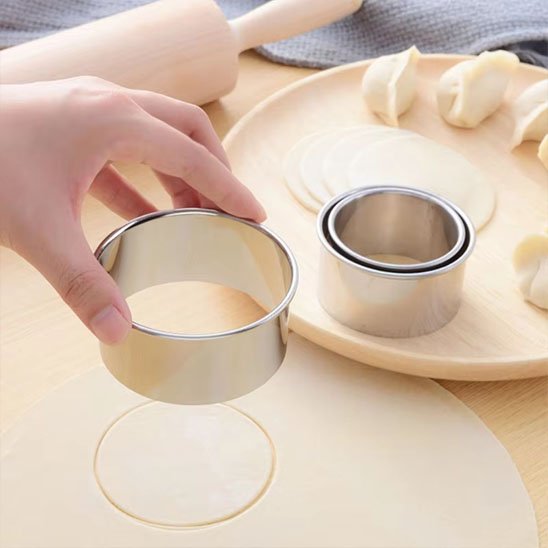 Emporte pièce Precision Pro dans la main et dans un assiette